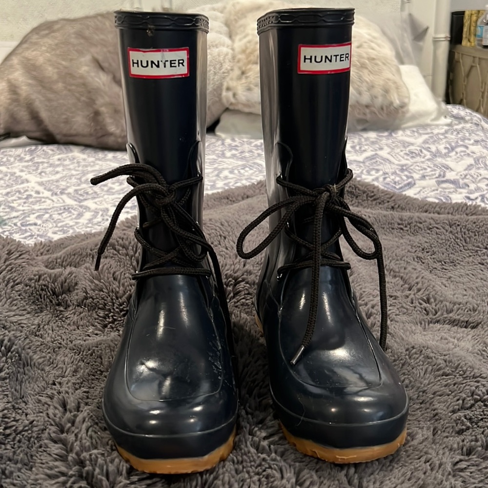 Navy blue Hunter rain boot